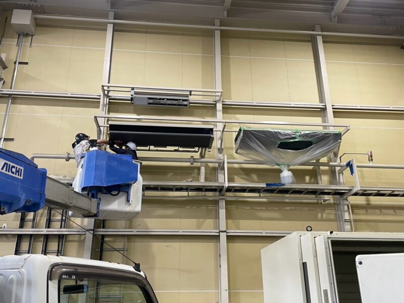 天吊り形の業務用エアコン 高所作業車での洗浄作業