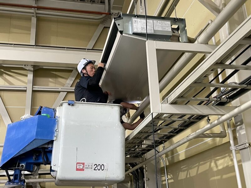 天吊り形の業務用エアコンを高所作業車で分解洗浄（名古屋市の工場）
