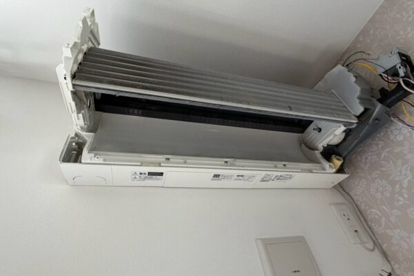 清須市で施工した三菱電機 霧ヶ峰 MSZ-ZW2218 の完全分解洗浄後