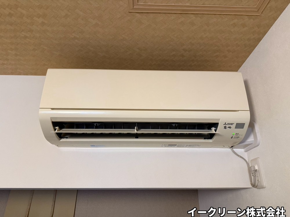 完全分解クリーニング前の壁掛けエアコン（三菱 MSZ-GV2218）。外から見るときれいに見える
