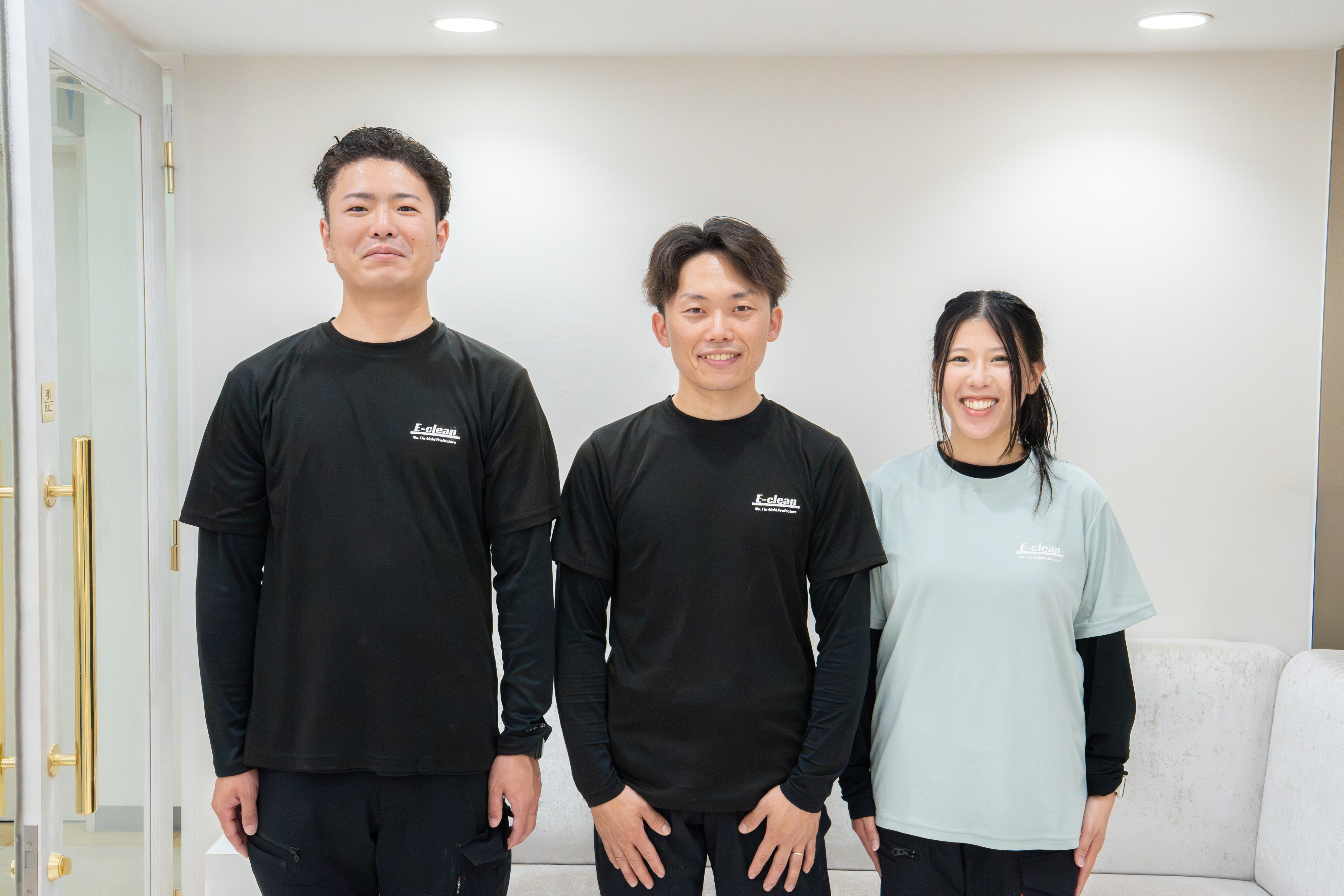 老人ホームで養生して業務用エアコンを清掃する様子