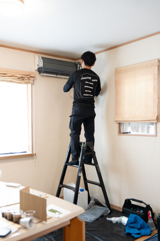 エアコンクリーニング作業中