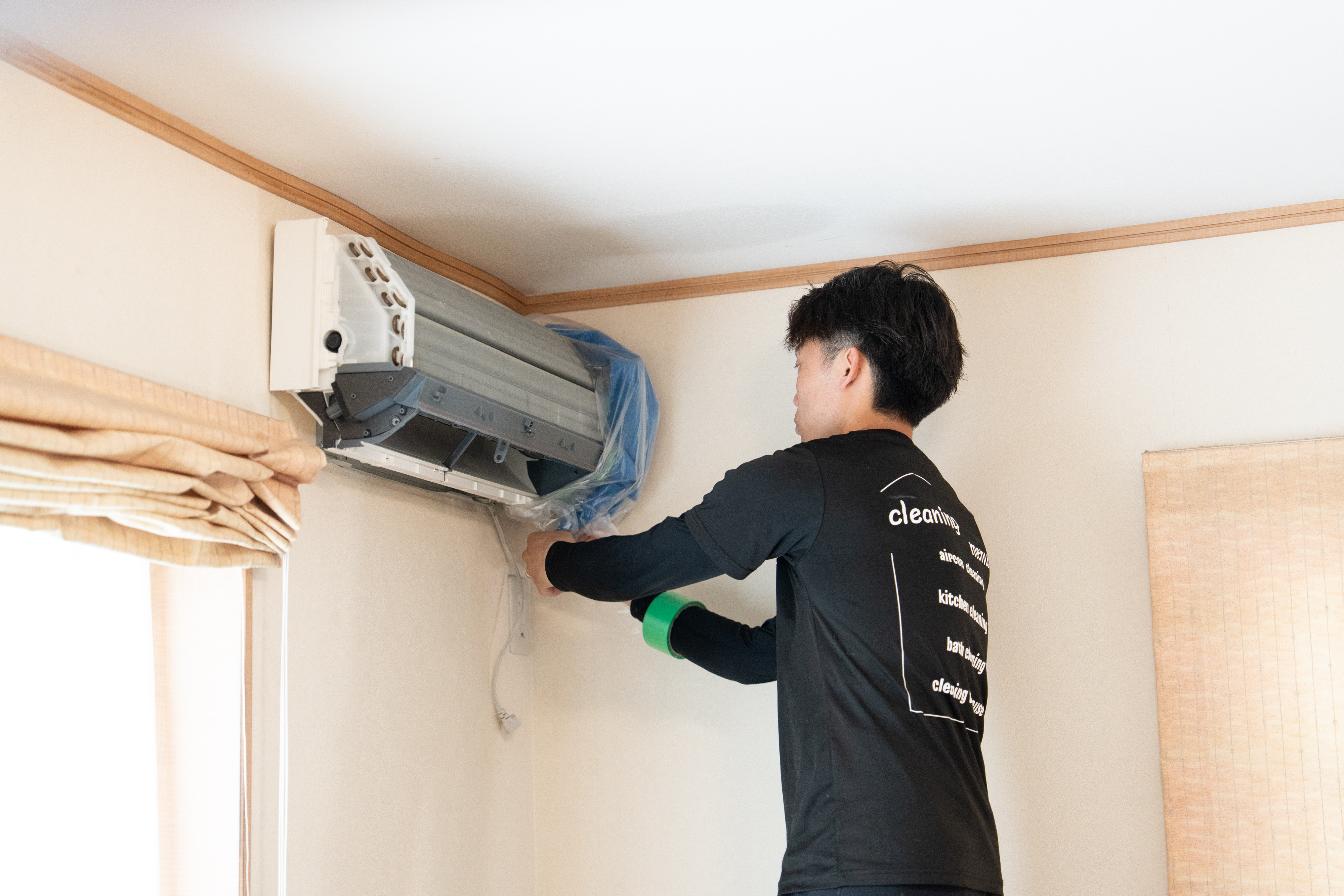 専門の技術者が丁寧にエアコンを分解洗浄する様子