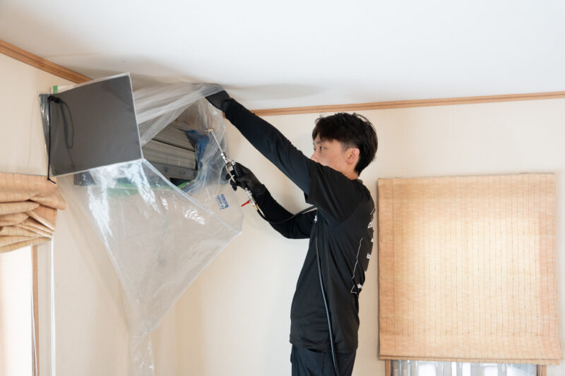 エアコン高圧洗浄中