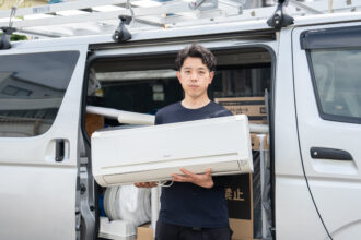 エアコンを持ってる男性