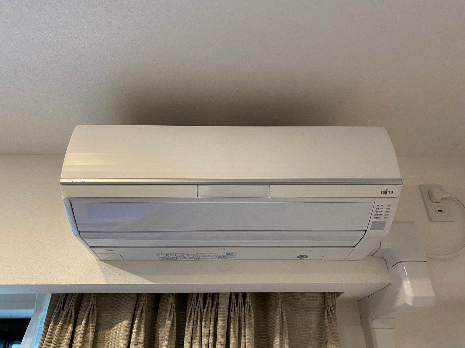 エアコン本体の型番表示。型番から年式やお掃除機能の有無を確認できる