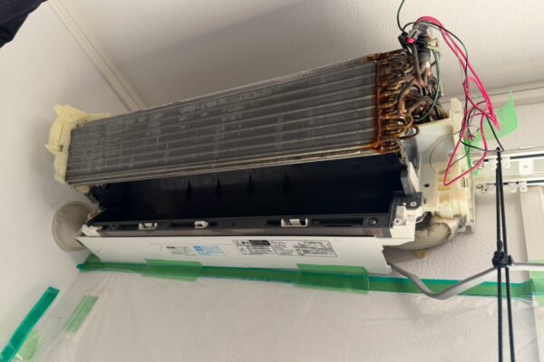 日進市の三菱霧ヶ峰MSZ-ZW635S-Wを完全分解し、熱交換器と内部が見える施工状態