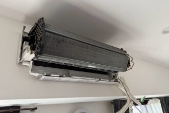 日立RAS-XJ71H2の送風ファンを取り外した完全分解中の内部｜名古屋市中川区