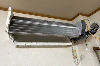 三菱霧ヶ峰MSZ-ZW2820-Wの送風ファンを取り外した完全分解状態｜豊田市