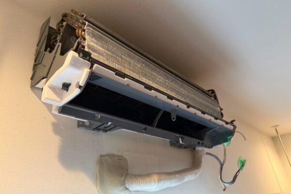 日立RAS-DT5625Dの外装を取り外して熱交換器が見える分解中の状態｜名古屋市瑞穂区