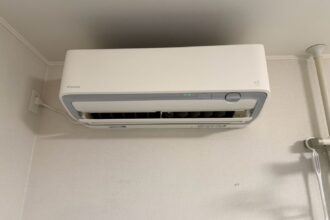 名古屋市千種区・天井近くに設置されたダイキンうるさら7 AN90WRBKP-W