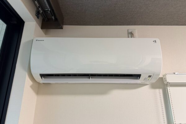 北名古屋市で背抜きクリーニングを行ったダイキンAJT22ZNS-Wの施工前。左側の壁が近い設置状況