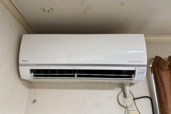 名古屋市名東区で水漏れのご相談をいただいた日立RAS-HT25N(W)の分解前