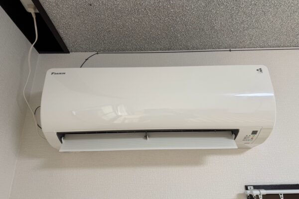 愛西市で他社洗浄後の臭いをご相談いただいたダイキンATE22VSE6-Wの施工前