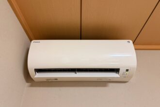 春日井市で3台まとめてご依頼いただいたうちのダイキンC22RTV-W・クリーニング前の本体