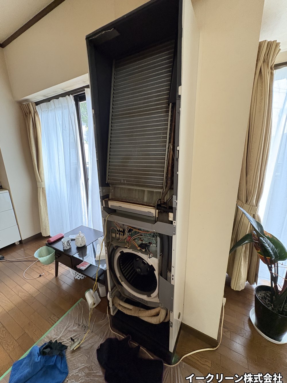 三菱電機 業務用床置き形エアコン 正面パネルを外した分解中の状態。上に熱交換器、下にシロッコファン