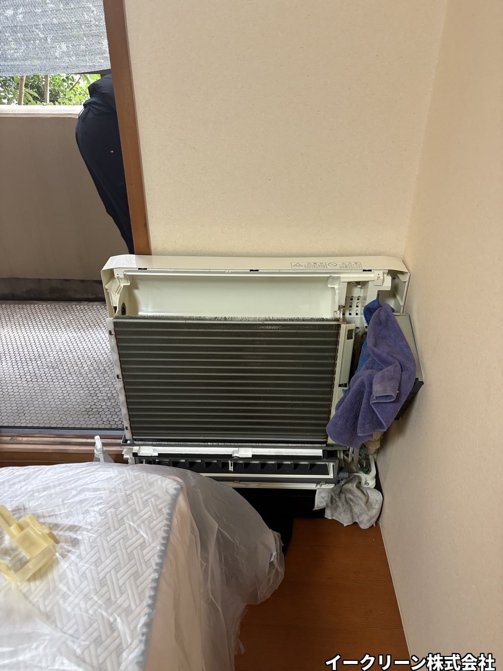 三菱電機 霧ヶ峰 家庭用床置き形エアコン 外側カバーを外した分解中の状態。熱交換器が露出