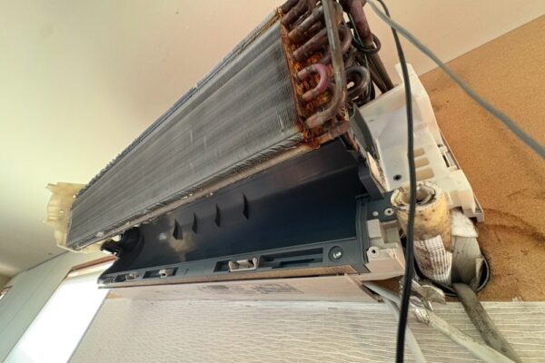 川越町で施工した三菱電機 霧ヶ峰 MSZ-ZW905S の分解後