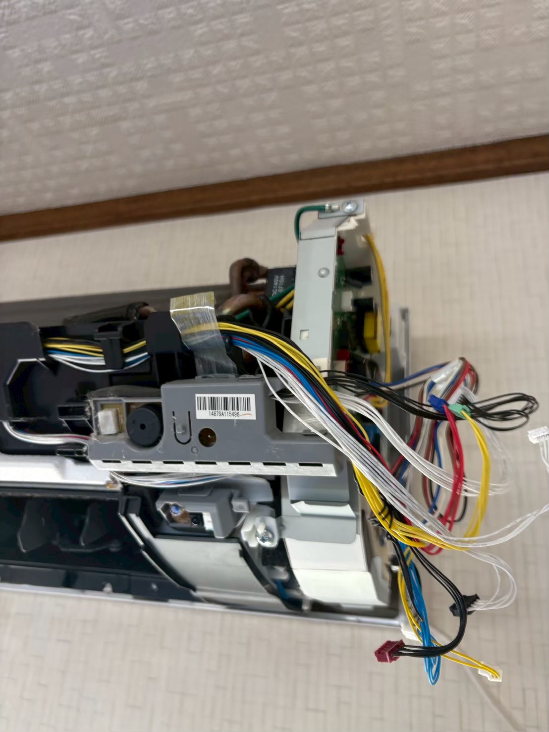 お掃除機能付きエアコンの複雑な内部の回路・構造