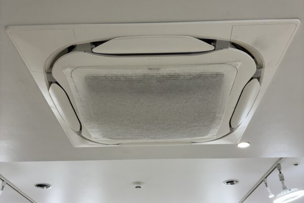 ダイキン : 業務用エアコン(天井埋込カセット形4方向)分解前セットサロン