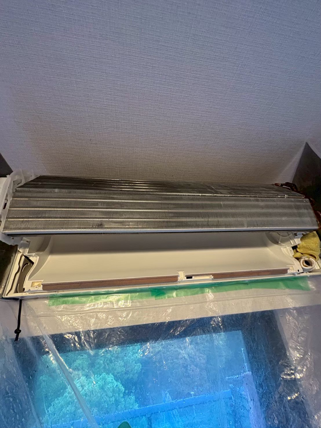 三菱電機（霧ヶ峰）のエアコンを分解した後の様子