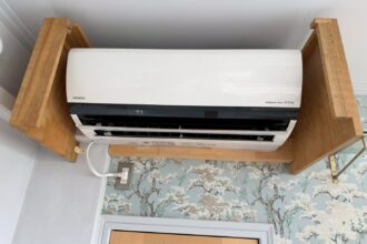上下左右に間隔がないエアコン室内機の写真