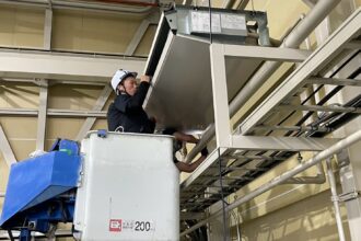 高所作業車を使用したエアコン一方向クリーニング