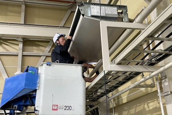 高所作業車を使用したエアコン一方向クリーニング