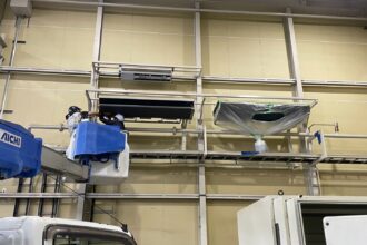 高所作業車を使用したエアコン一方向クリーニング２